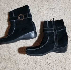 Genuine suede boots with buckle